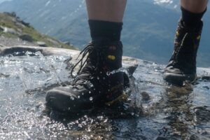 Impregnerte sko i fjellbekk - vann